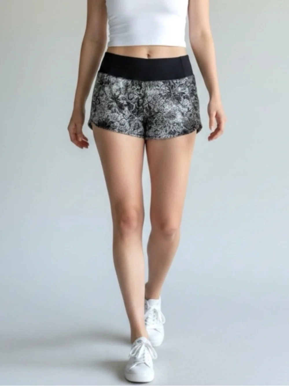 Lululemon Run Times Short II Serigraph Alpine Running Shorts White Black, Size 6